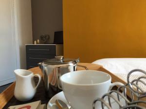 克鲁Townhouse @ 97 Edleston Road Crewe的一张带茶壶和茶杯的木桌