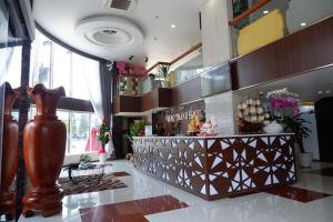 Long KhanhQuốc Thanh Hotel的商店的大厅,里面装有柜台