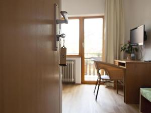 施林根格拉夫旅馆的通往带书桌和书桌的房间的门