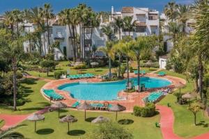 Stunning Penthouse Just Footsteps Away from Estepona's Beaches内部或周边泳池景观