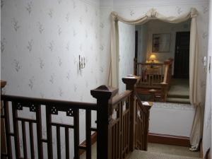 邓弗里斯Hamilton House的走廊设有楼梯,配有镜子和镜子