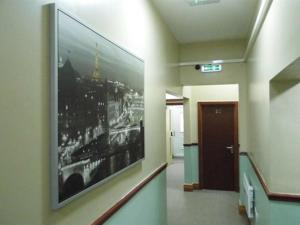 杜伦Budget Hayat express hotel的墙上的走廊上有一幅城市的大照片