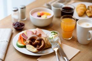 奥格斯堡奥格斯堡智选假日酒店的一张桌子,上面有一盘早餐食品和饮料