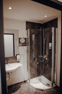 萨尔茨堡布鲁诺尔公园酒店的带淋浴和盥洗盆的浴室