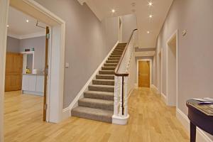 利明顿Highfield Bed & Breakfast的走廊,有楼梯,位于家里