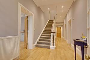 利明顿Highfield Bed & Breakfast的房屋内带楼梯的走廊