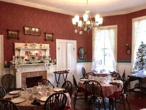 汉密尔顿Holly House of Hamilton的一间带桌椅和壁炉的用餐室