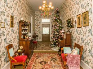 汉密尔顿Holly House of Hamilton的客厅的角落处有圣诞树
