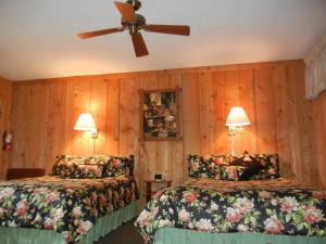 SmoketownHomestead Lodging的一间卧室配有两张床和吊扇
