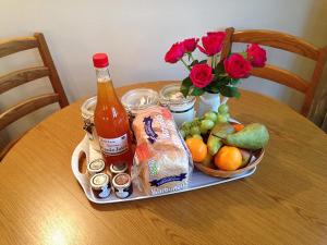 皇家伍顿巴西特Hook Farm Cottages的一张桌子,上面放着一瓶饮料和一篮水果