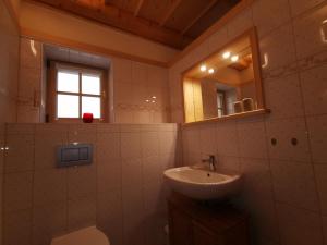 梅森Altstadtidyll的一间带水槽和镜子的浴室