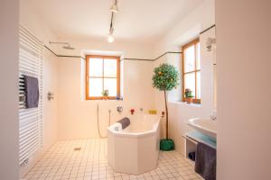LindenHormannhof的带浴缸和盥洗盆的浴室