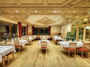 Thiergarten纽姆勒高萨湖酒店的一间设有白色桌椅的用餐室