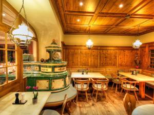 Thiergarten纽姆勒高萨湖酒店的餐厅设有木墙、桌子和炉灶。
