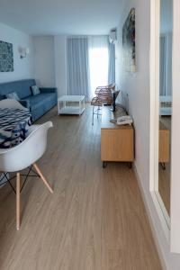 多列毛利诺斯布恩索尔公寓酒店的客厅设有蓝色的沙发和木地板