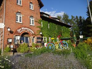 汉恩明登Klostermühle Bursfelde的停在砖砌建筑前面的自行车