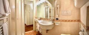 托里德尔贝纳科Albergo Gardesana的一间带水槽和镜子的浴室