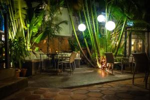 塔那那利佛拉里保迪耶里餐厅酒店的一间设有桌椅和棕榈树的餐厅