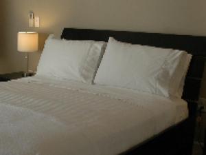 Rock Hall纽黑文站旅馆的白色的床和白色枕头顶部