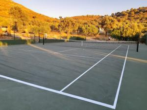 SívasVilla Radamanthis的网球场,上面有网球