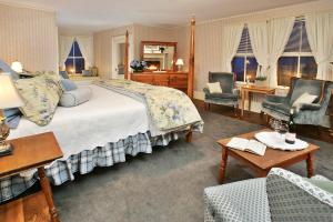 杰克逊杰克逊酒店的一间卧室配有一张大床和两把椅子