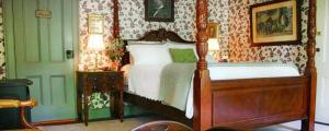 沃威克石溪住宿加早餐旅馆的一间卧室配有一张木架床