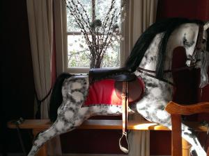 伦敦洛兰希酒店的坐在椅子上的黑白马