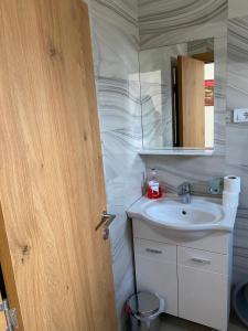 布德瓦Apartments Boss的一间带水槽和镜子的浴室