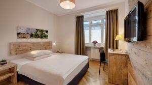 慕尼黑阿尔潘酒店客房内的一张或多张床位