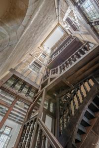 昂热L'Oisellerie Meublé de Tourisme的一座带木楼梯和天花板的古老建筑
