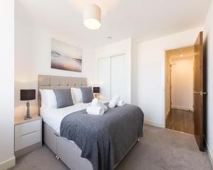 伯明翰KCS Luxury Apartment - Broad Street Birmingham的卧室配有一张白色大床