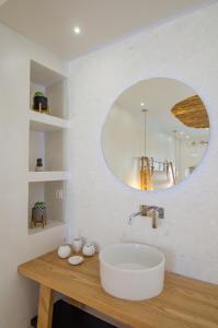 伊奥斯乔拉阿凡提酒店的浴室设有白色水槽和镜子