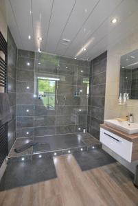 安赛德Kentwood Guest House的带淋浴和盥洗盆的大浴室