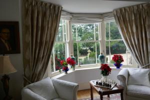 阿克斯明斯特Kerrington House的客厅设有大窗户和花瓶