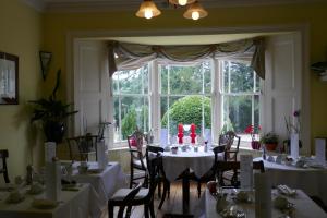 阿克斯明斯特Kerrington House的客房设有桌椅和大窗户。
