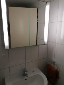 下克吕希滕Hotel Haus Hildegard - Garni 3 Sterne superior的一间带水槽和镜子的浴室