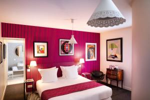 Mennecy维勒鲁瓦克罗斯住宿加早餐旅馆的酒店客房,设有床铺和红色的墙壁