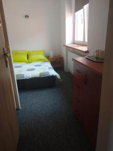 雷达Villa Hillas的一间卧室配有一张带黄色枕头的床和一扇窗户