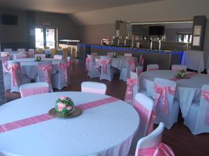 沃灵顿国王头像酒店的配有桌椅和粉红色弓的房间