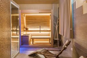 马里纳迪马萨斯特拉德拉维西利亚酒店的一间带桑拿浴室及浴缸的浴室