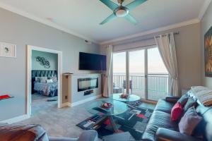 巴拿马城海滩Ocean Villa的客厅配有沙发和桌子