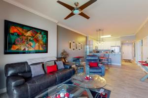 巴拿马城海滩Ocean Villa的带沙发和吊扇的客厅