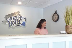 大洋城Shoreham Oceanfront Hotel的站在商店柜台的女人