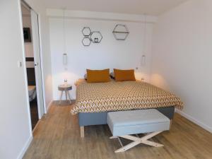Châteauneuf-de-GalaureLa Maison de Paul & Margaux的一间卧室配有带橙色枕头的床