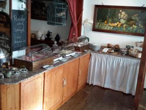 Zorge克莱纳科莫多宾馆的厨房配有带食物的柜台