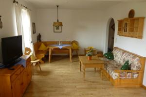 EurasburgLandgasthof Berg的客厅配有沙发和桌子