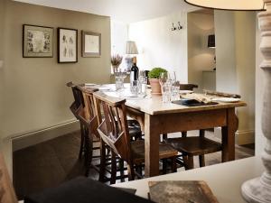 赛伦塞斯特The Masons Arms的一间带木桌和椅子的用餐室