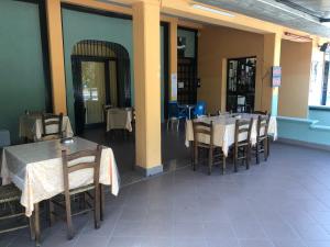 拉奎拉Il Portichetto的餐厅内带桌椅的用餐室
