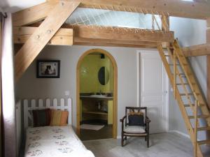 Saint-André-en-Vivarais乐派切德帕赛旅馆的卧室内带梯子的阁楼床