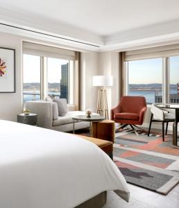 旧金山Four Seasons Hotel San Francisco at Embarcadero的一间卧室配有一张床,客厅配有窗户